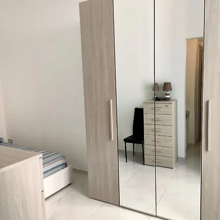 Di Fronte Al Porto Turistico