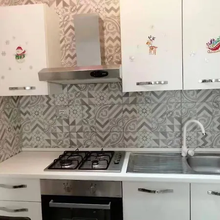 Di Fronte Al Porto Turistico